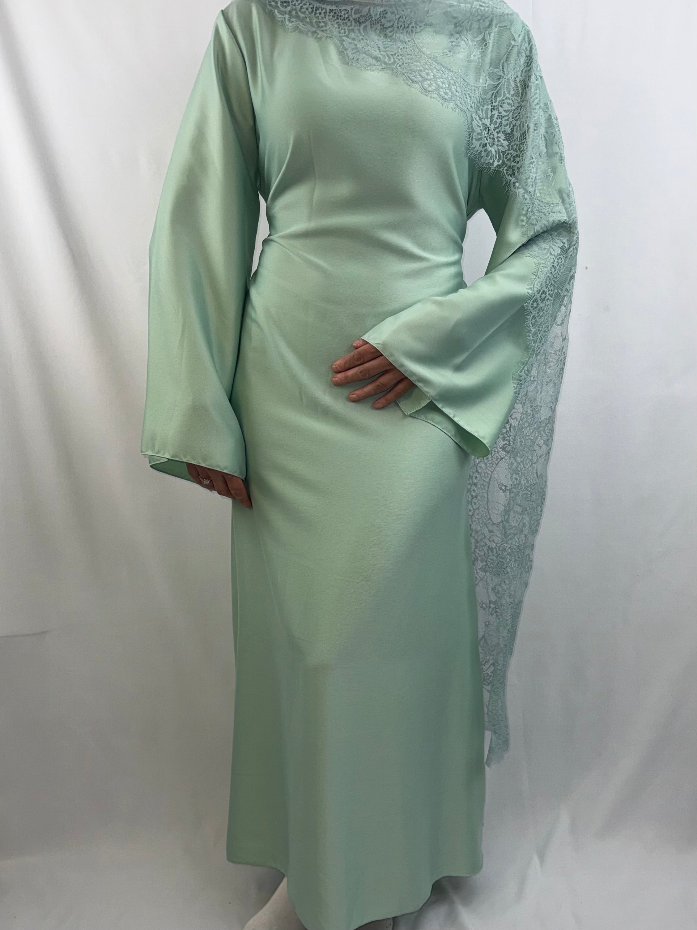 Elegantes Satin-Maxikleid mit floraler Spitze