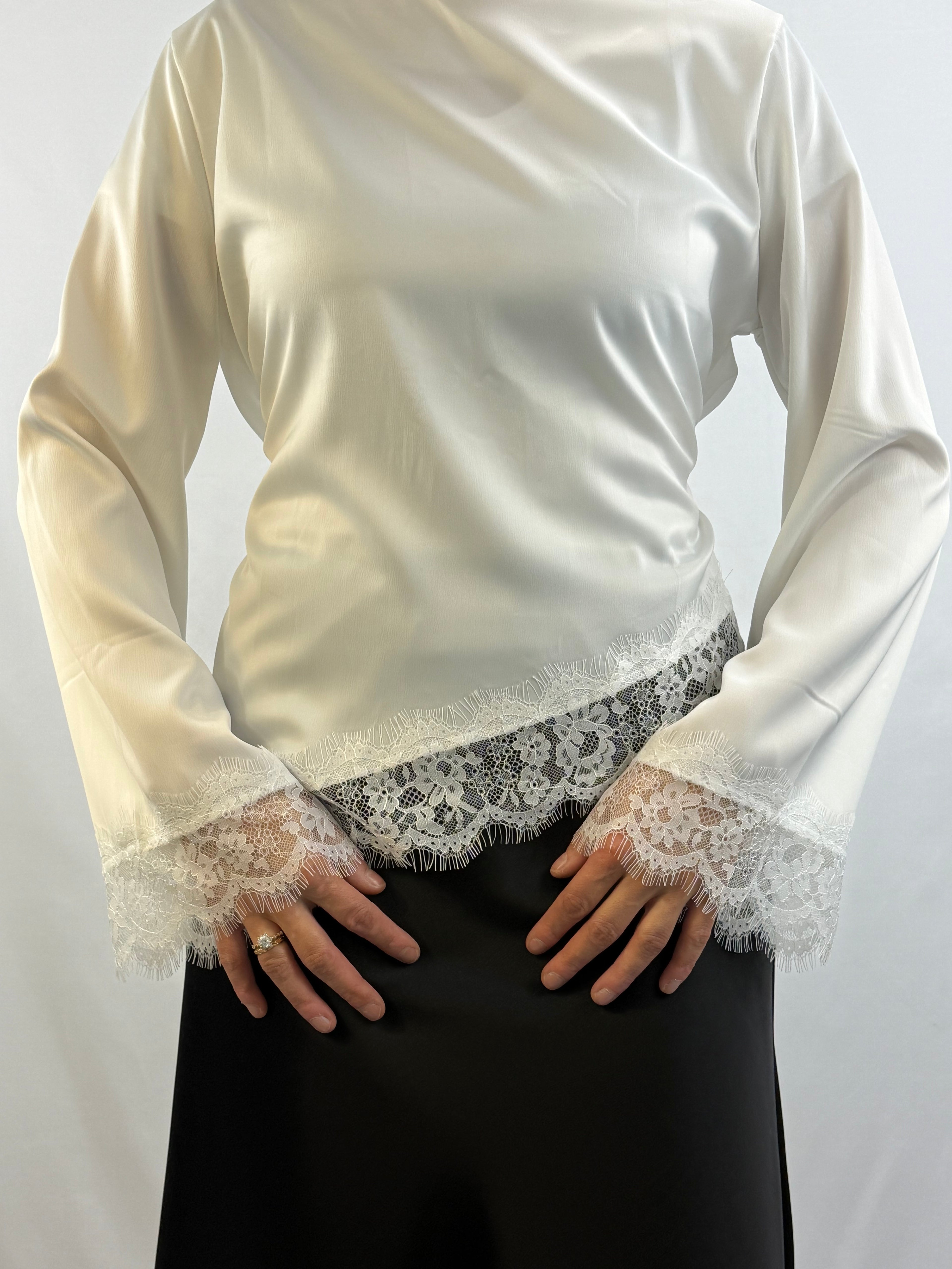 Elegantes Satin-Oberteil mit Spitzenbesatz
