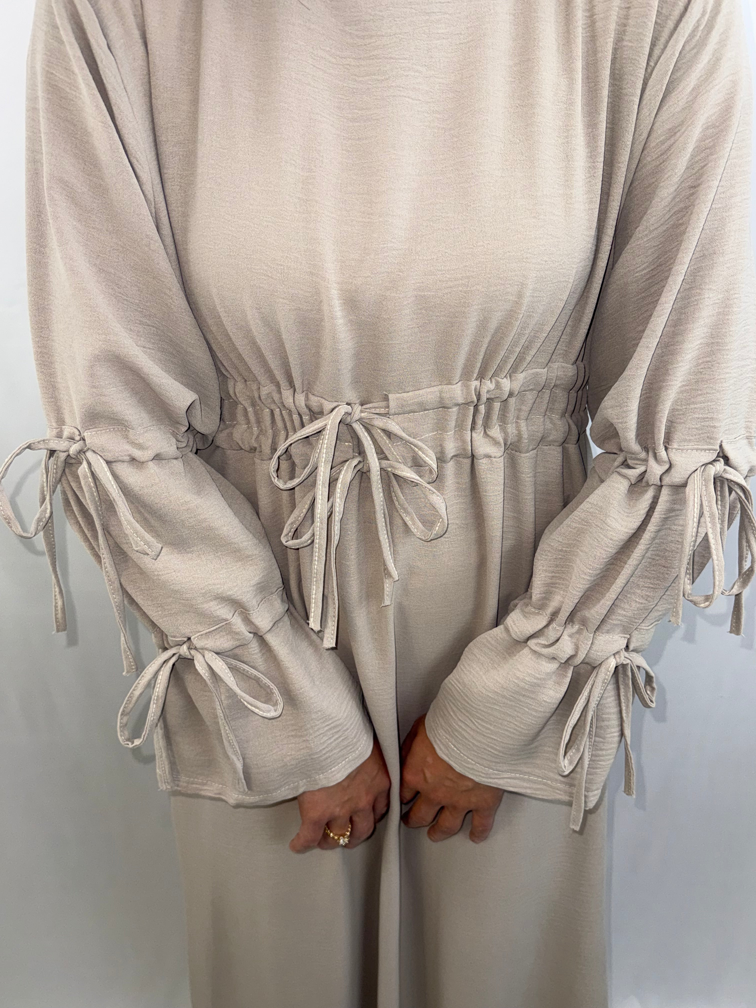 Elegantes Maxikleid mit Raffung & Bindedetails – Einheitsgröße –