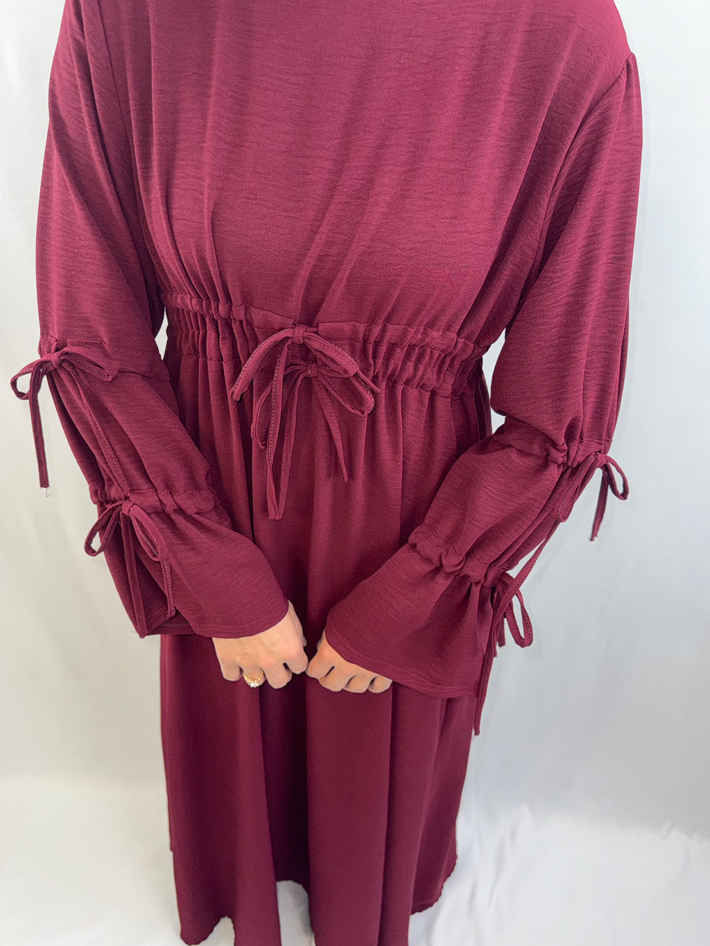 Elegantes Maxikleid mit Raffung & Bindedetails – Einheitsgröße –