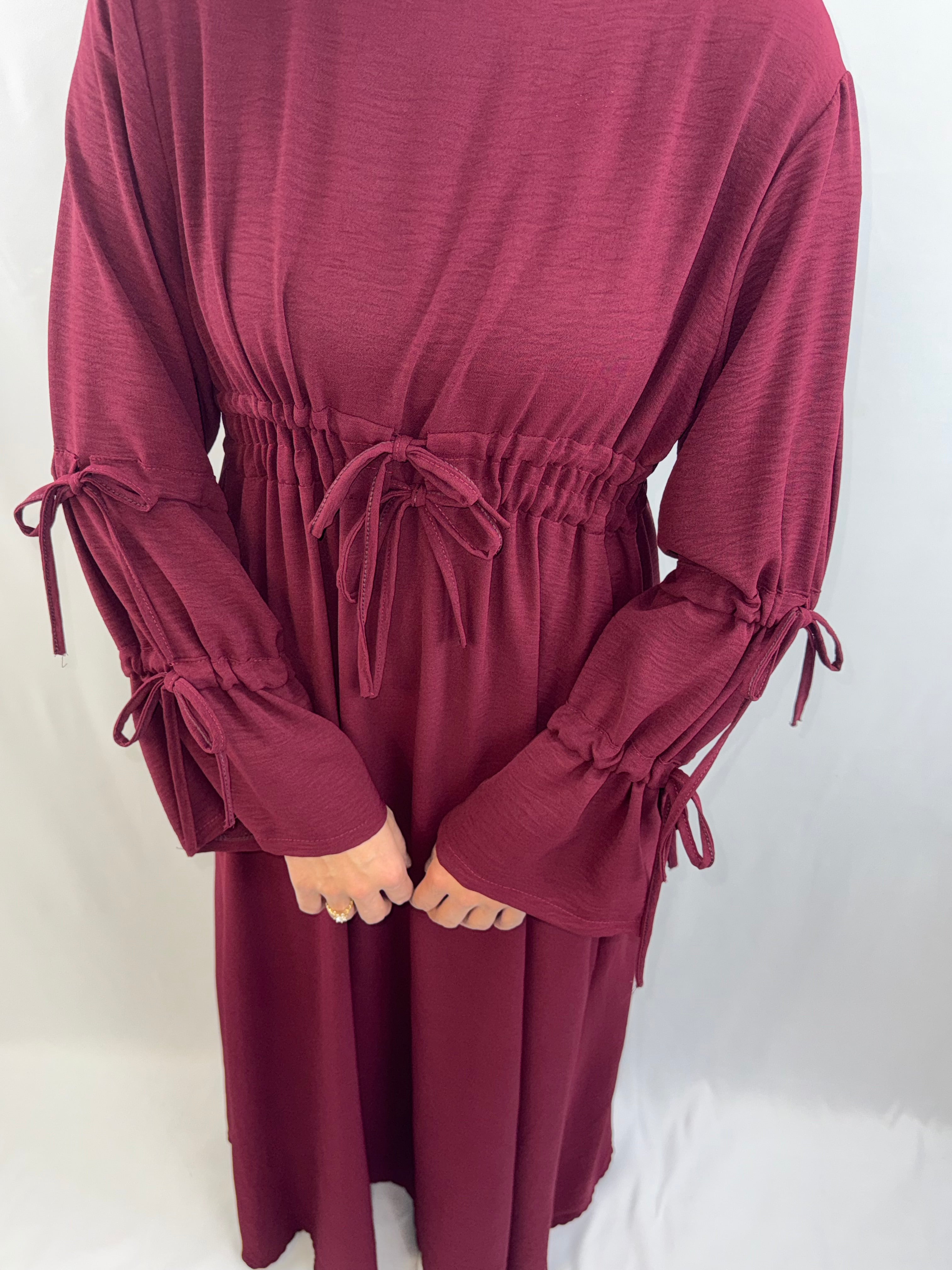 Elegantes Maxikleid mit Raffung & Bindedetails – Einheitsgröße –