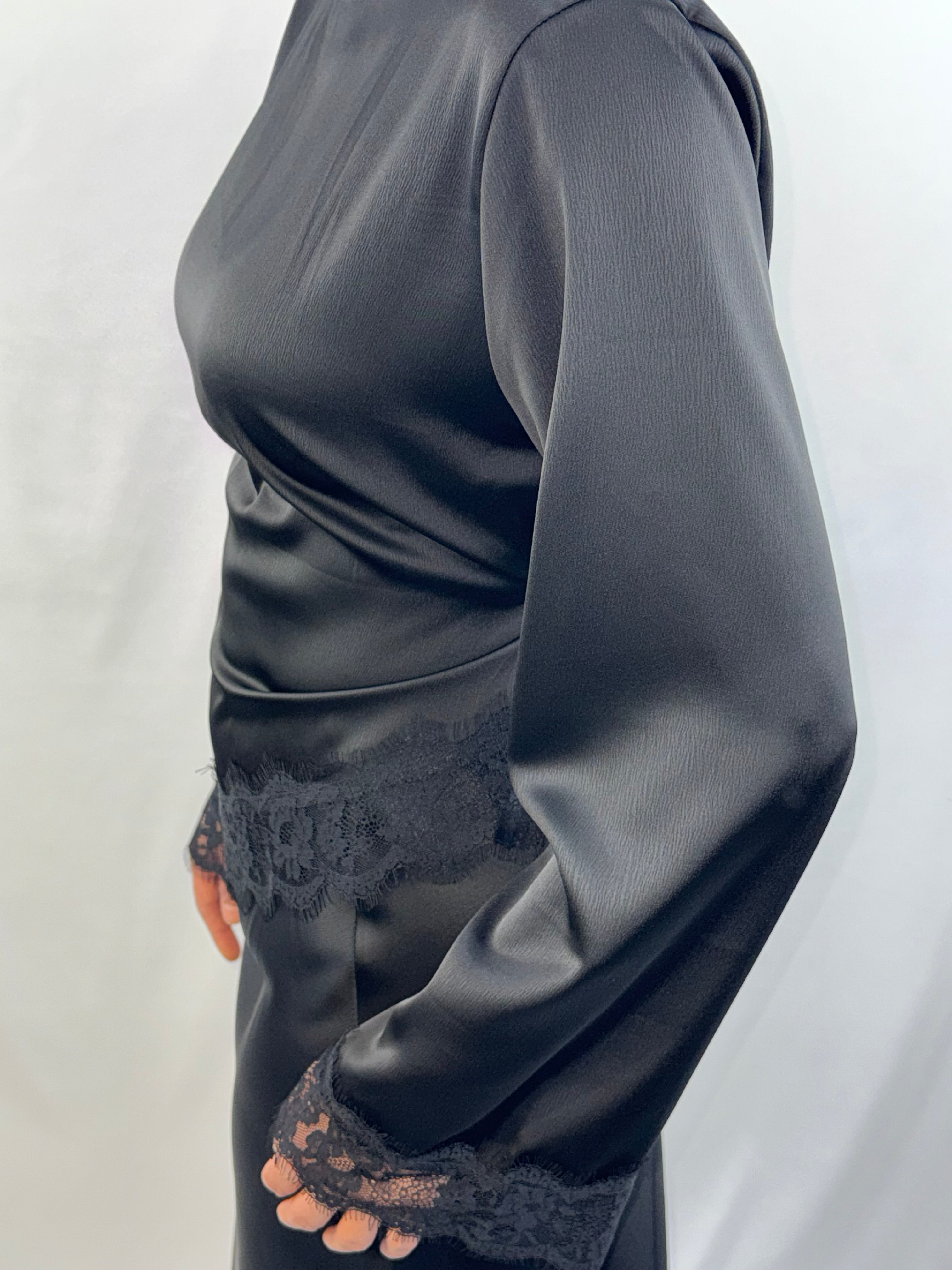 Elegantes Satin-Oberteil mit Spitzenbesatz