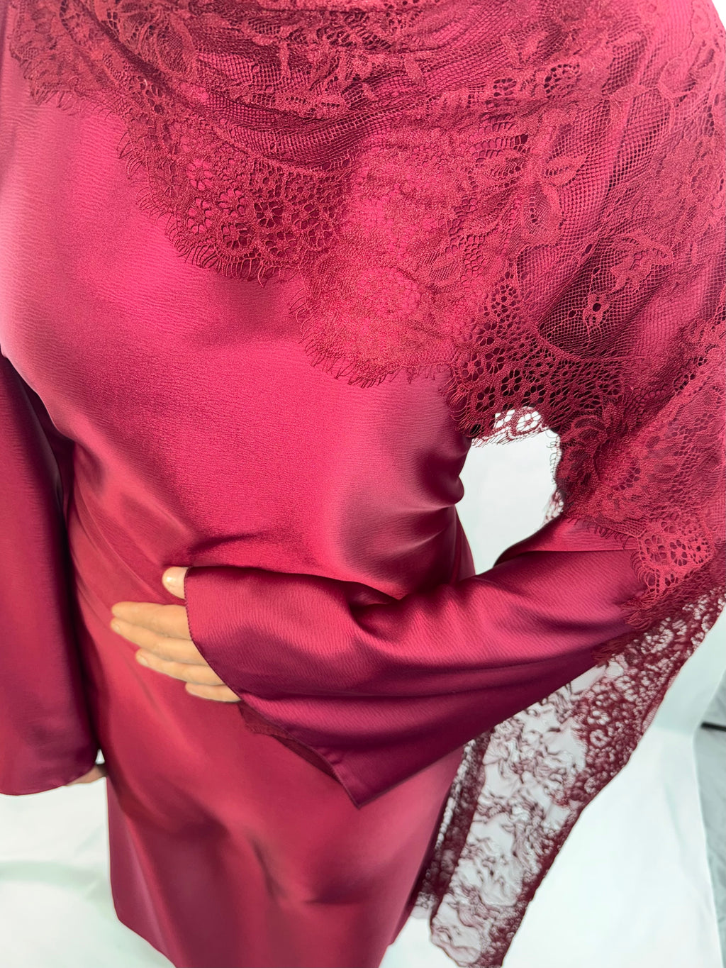 Elegantes Satin-Maxikleid mit floraler Spitze