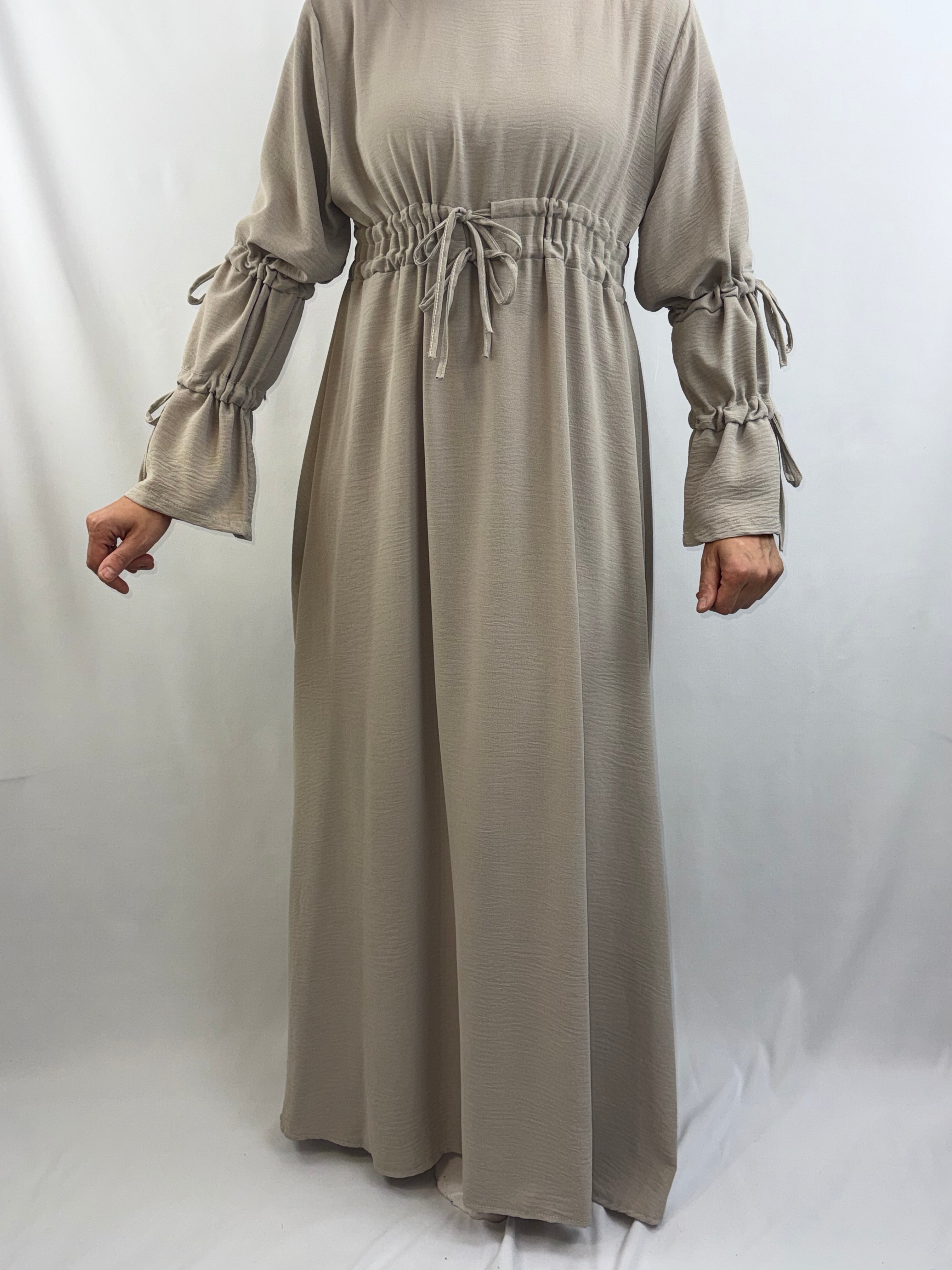 Elegantes Maxikleid mit Raffung & Bindedetails – Einheitsgröße –