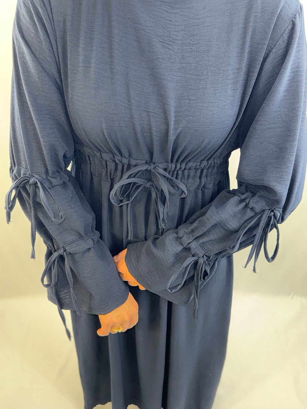 Elegantes Maxikleid mit Raffung & Bindedetails – Einheitsgröße –