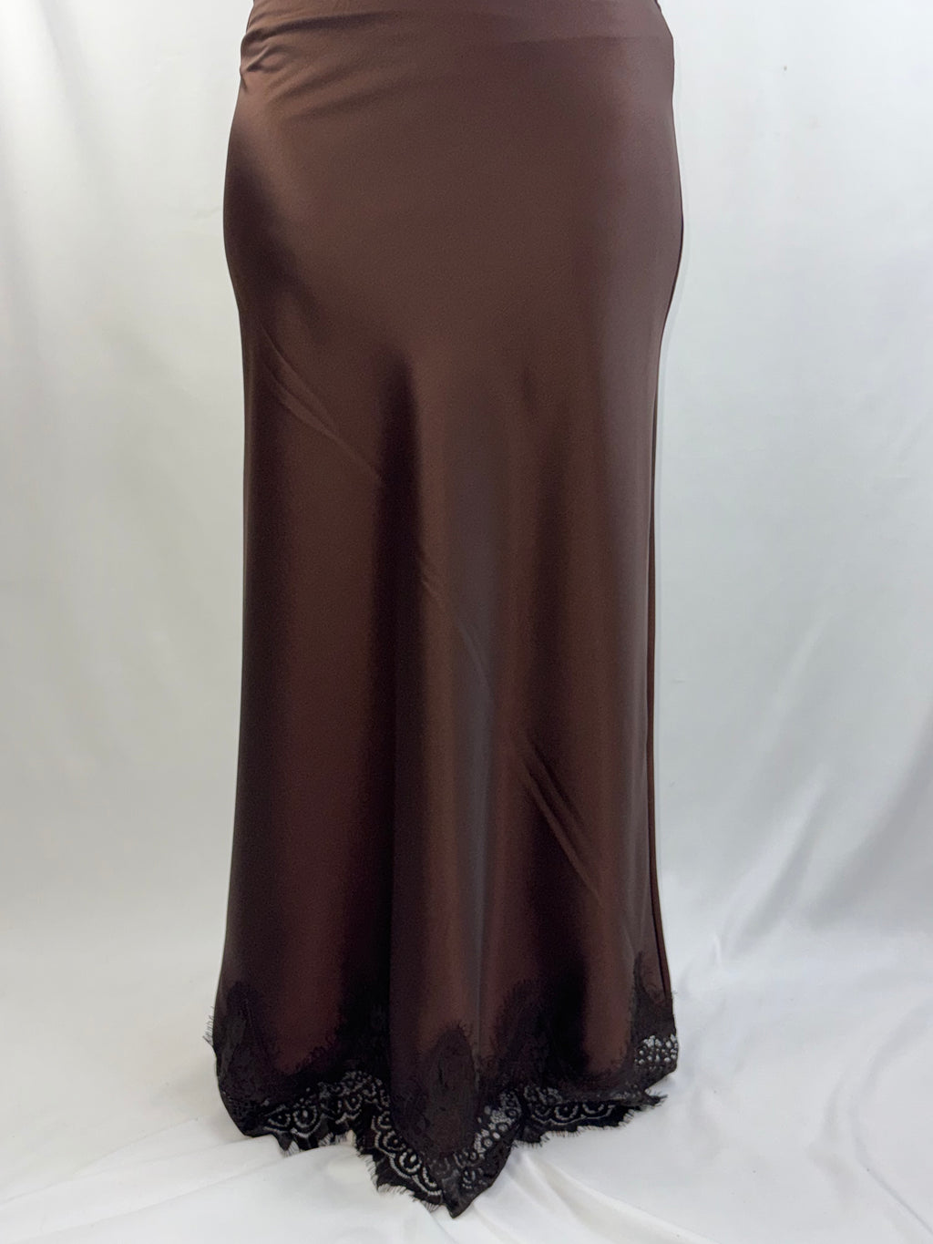 Eleganter Satin-Maxirock mit Spitzenbordüre