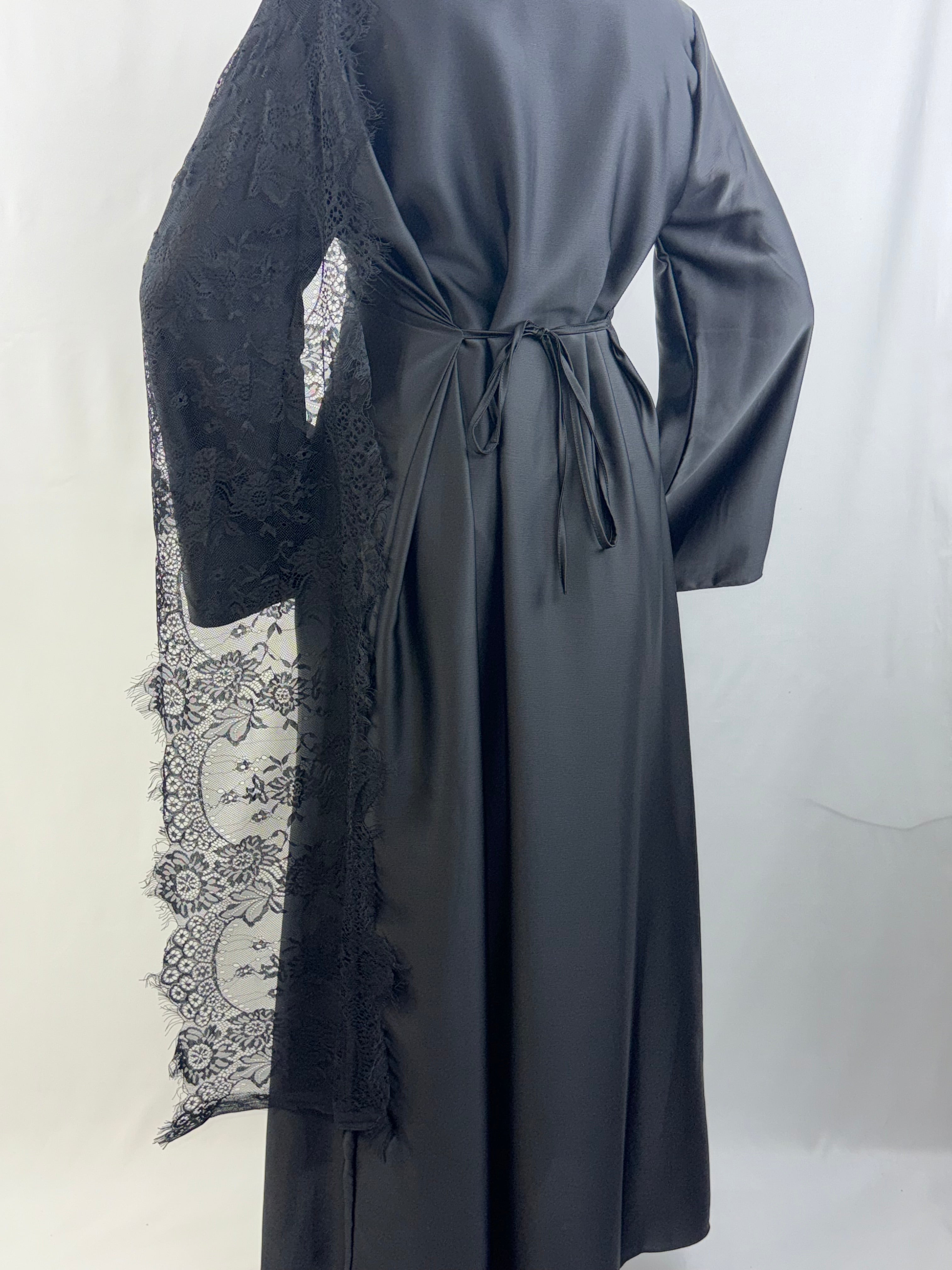Elegantes Satin-Maxikleid mit floraler Spitze