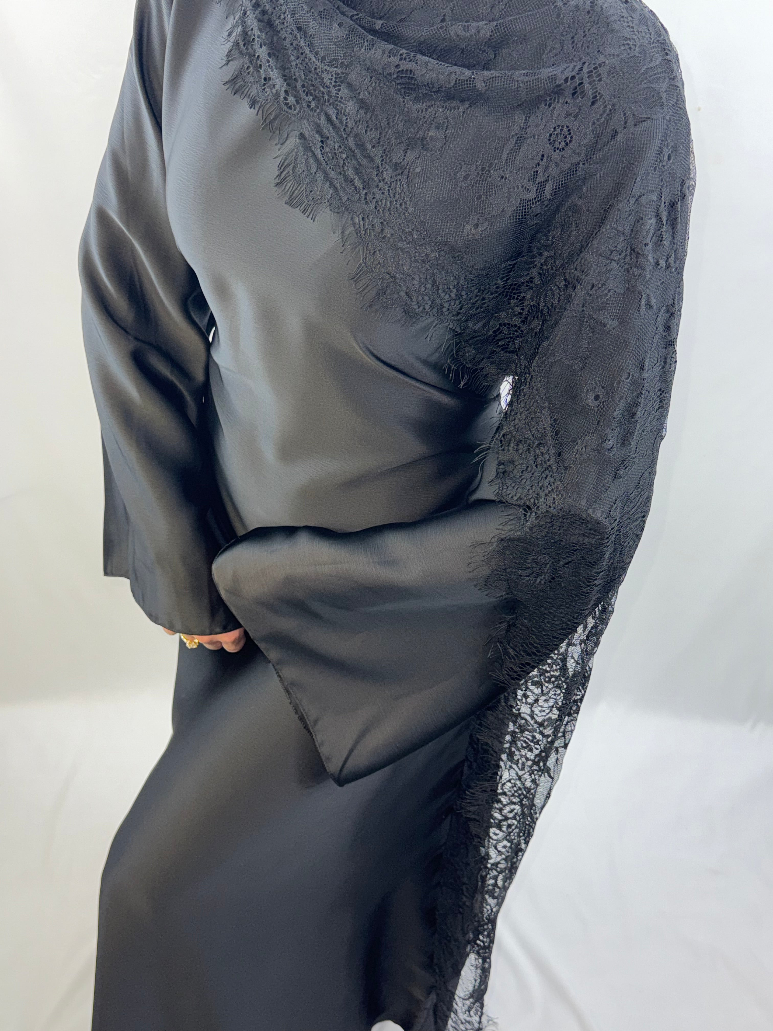 Elegantes Satin-Maxikleid mit floraler Spitze
