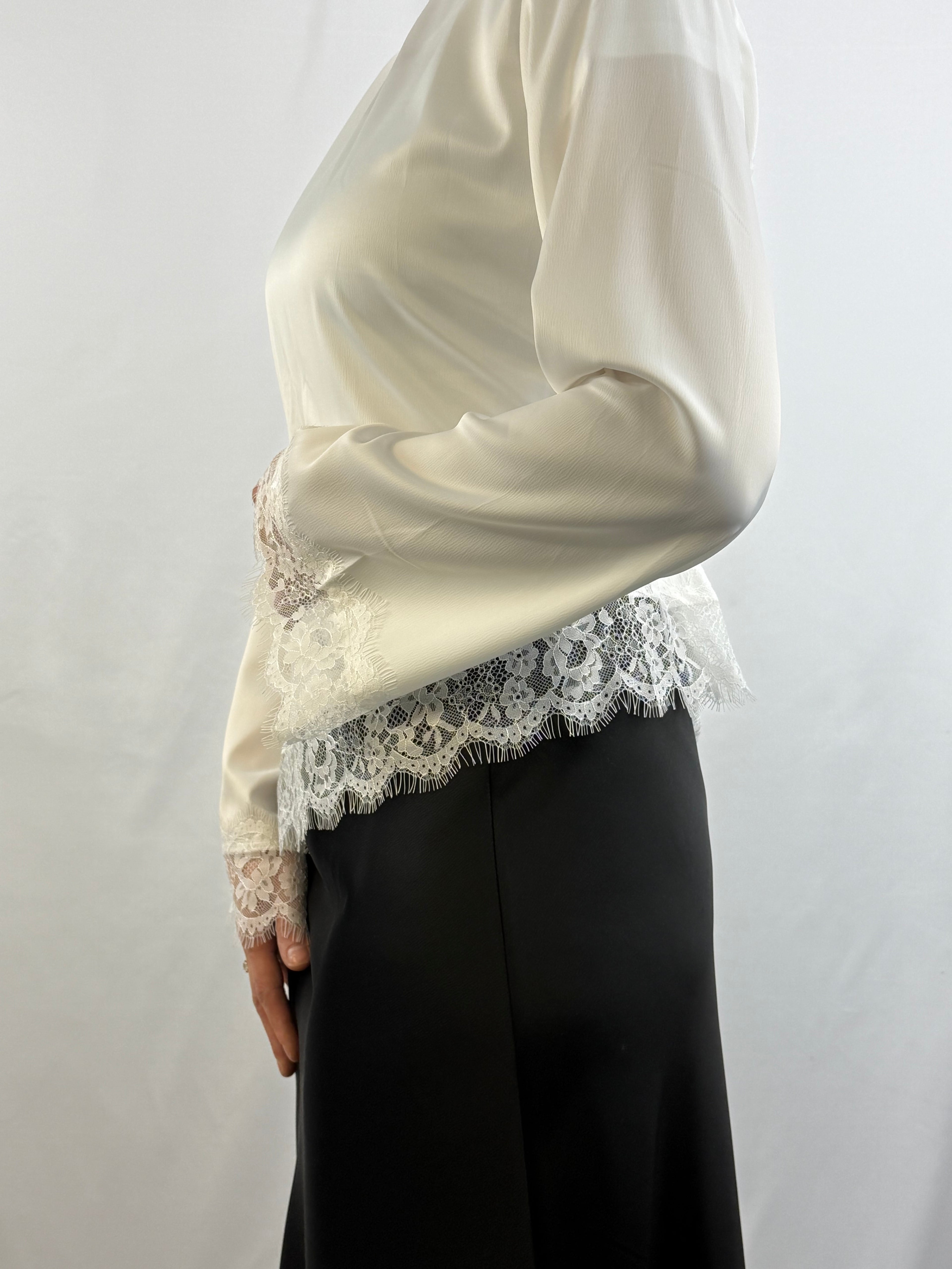 Elegantes Satin-Oberteil mit Spitzenbesatz