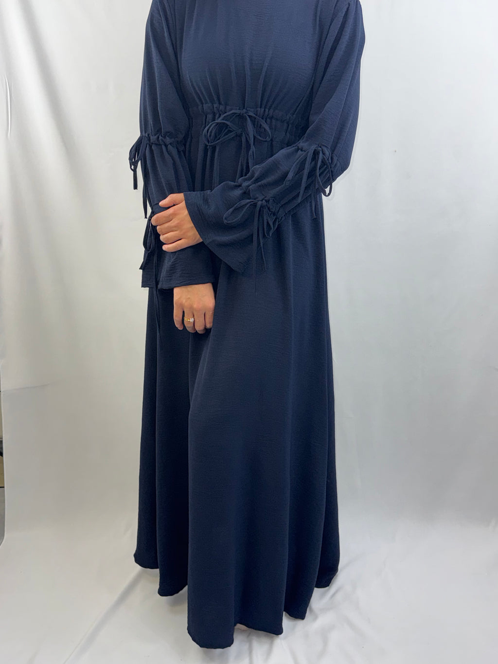 Elegantes Maxikleid mit Raffung & Bindedetails – Einheitsgröße –