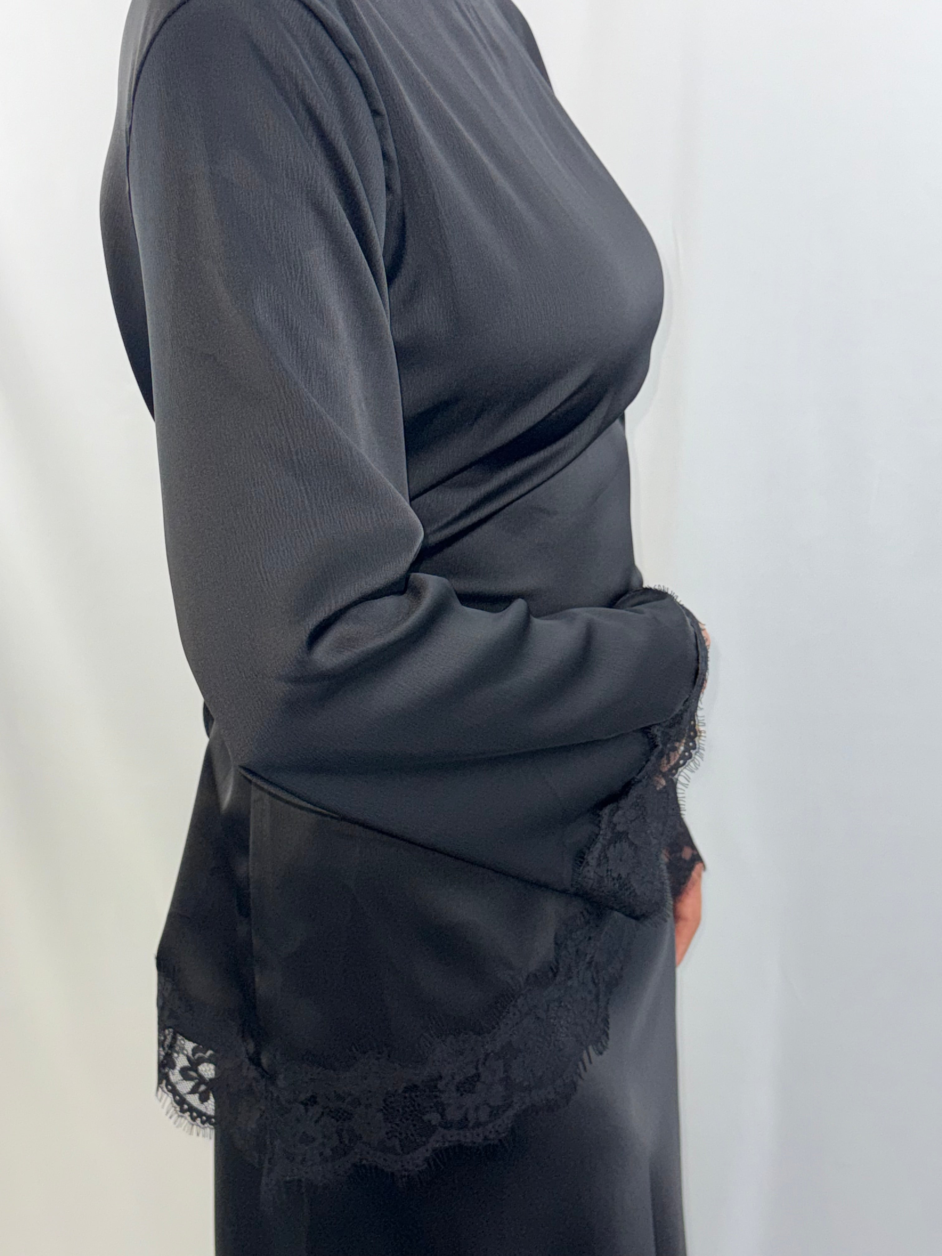 Elegantes Satin-Oberteil mit Spitzenbesatz