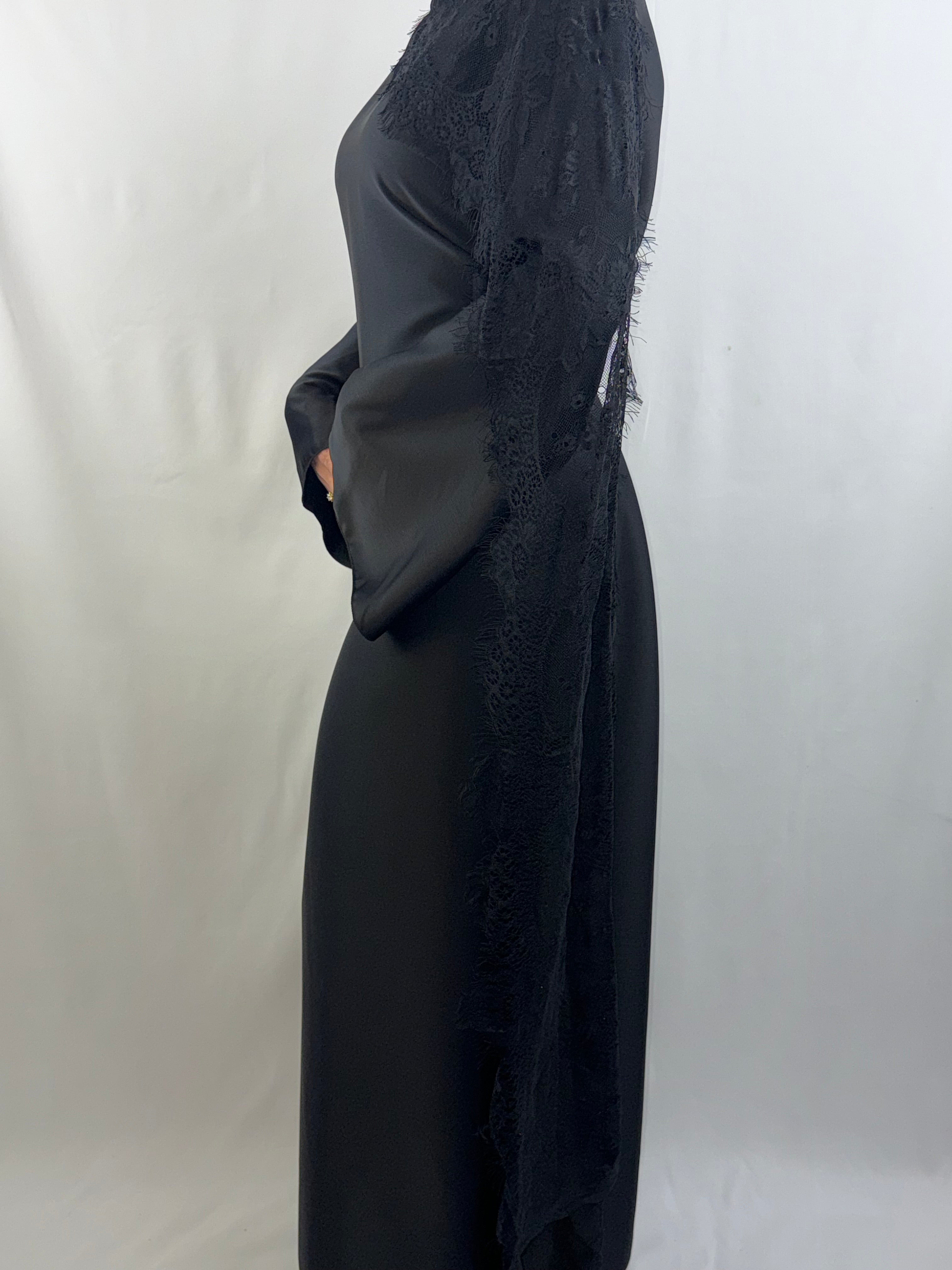 Elegantes Satin-Maxikleid mit floraler Spitze